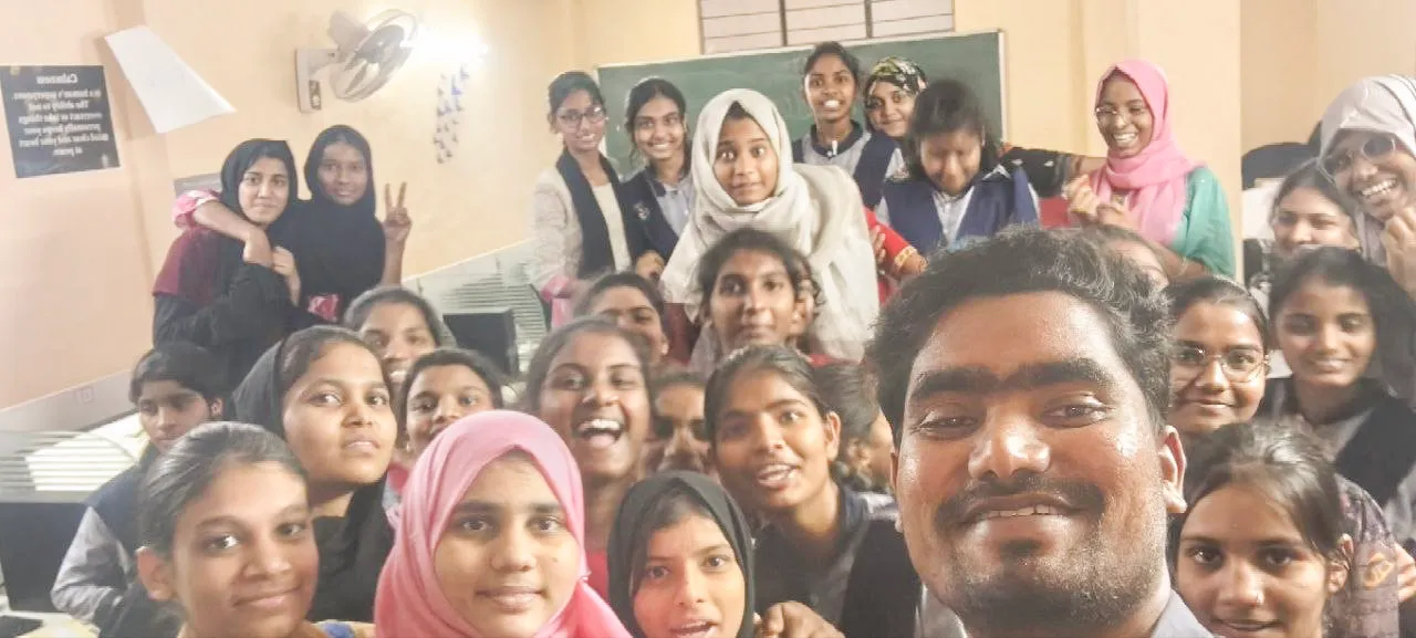 Group selfie with students at Yakatpura after the session