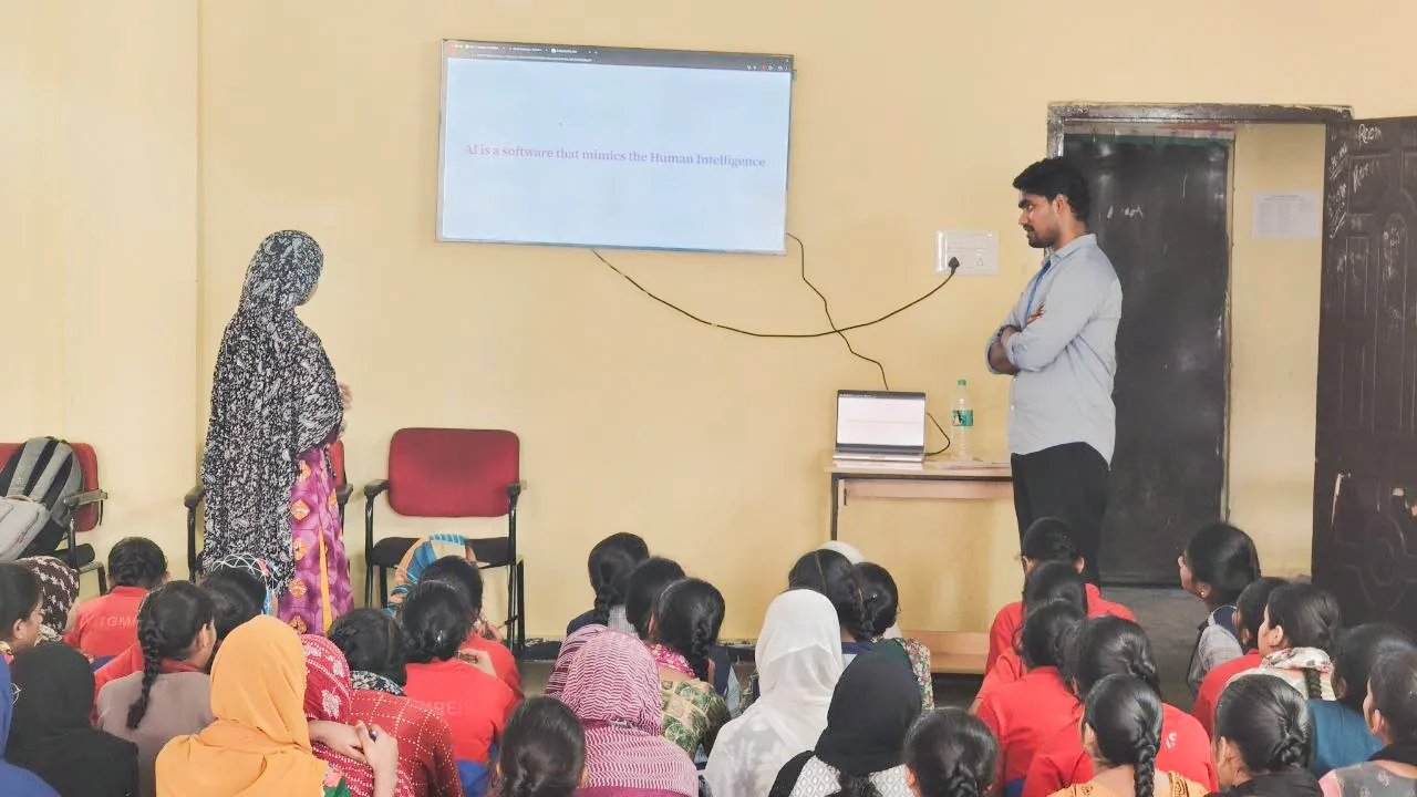 Teaching session, screen reads 'AI is a software that mimics human intelligence'
